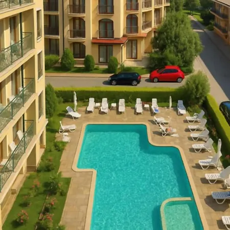 Golden Hermes, Z Basenem Apartment *